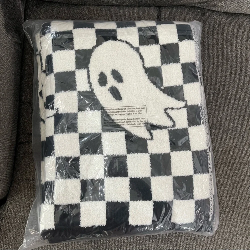 NEW NWT Spooky Night Black White Checkered Ghost Throw Blanket 50x70 New Tiktok